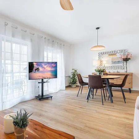 Port Gem Modern 2br Steps To The